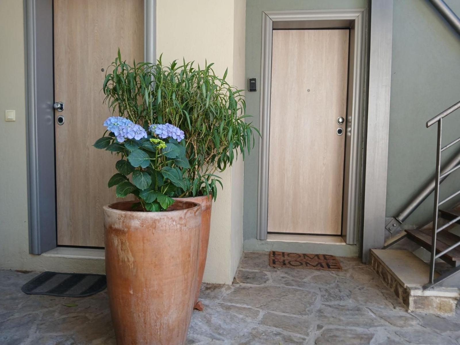Quiet Urban Studio With Private Backyard Thessaloniki Exterior photo