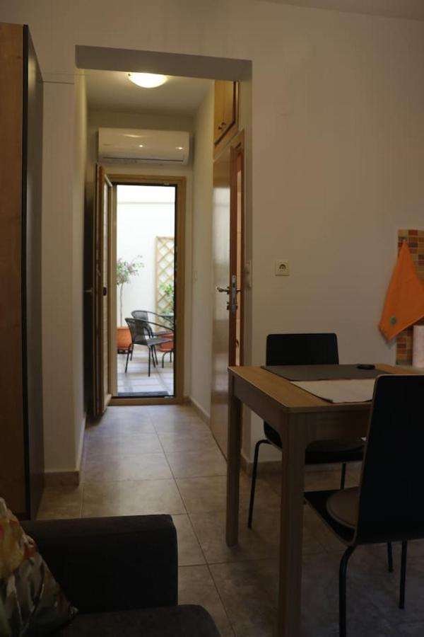 Quiet Urban Studio With Private Backyard Thessaloniki Exterior photo